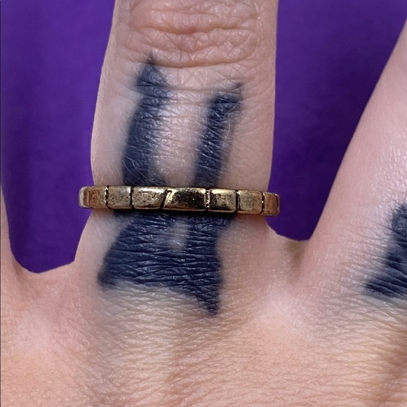 💛 Classic Gold Plated Textured Band Ring - Picture 3 of 7